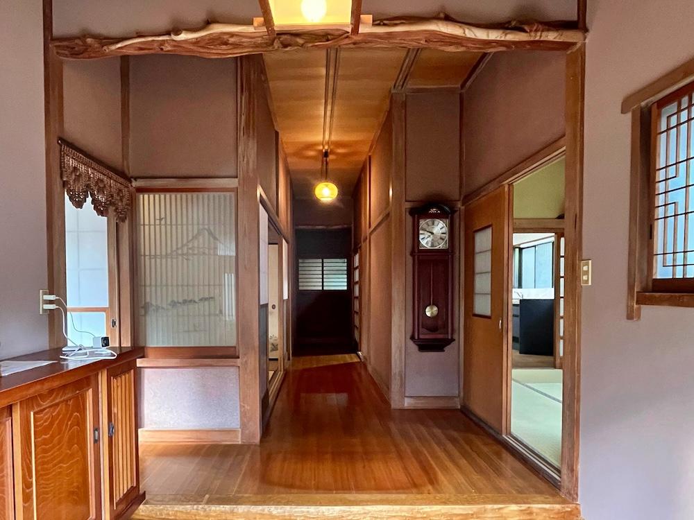 三浦市初声町和田の売買物件/玄関｜なんとも豪華な装飾が80年代中盤を思わせる