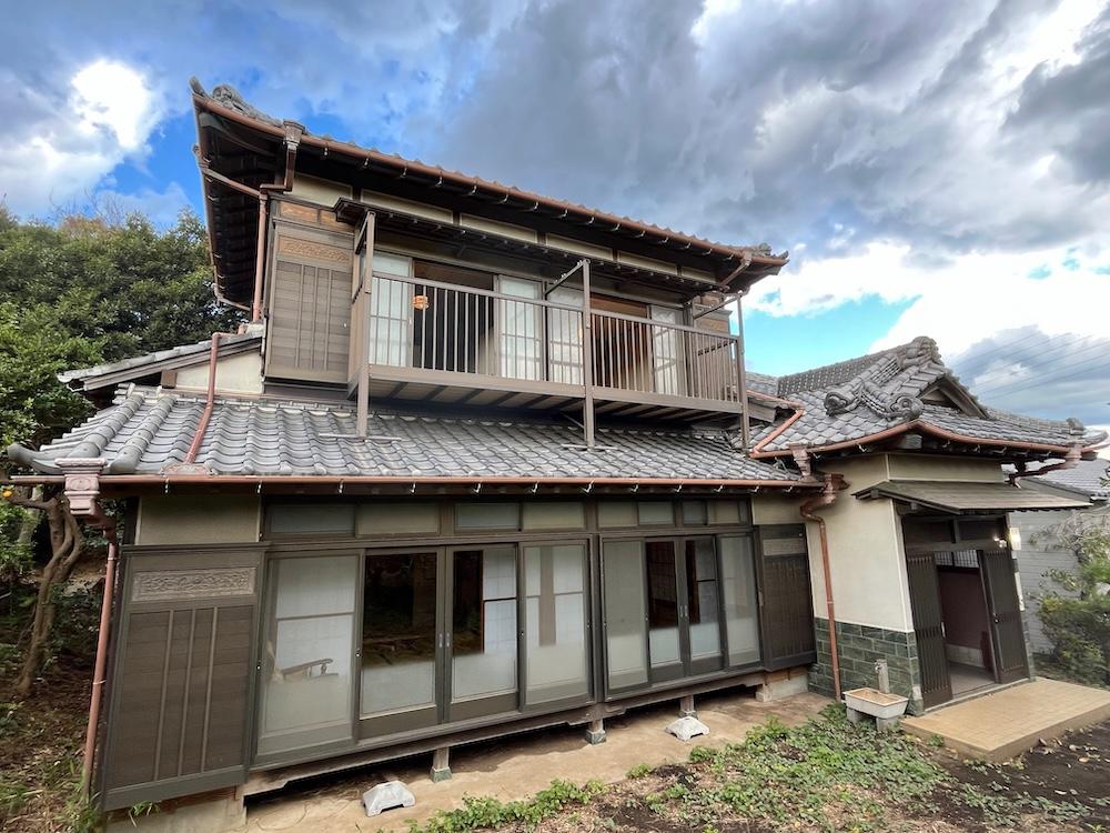 三浦市初声町和田の売買物件/外観｜瓦の反り方に時代を感じます。