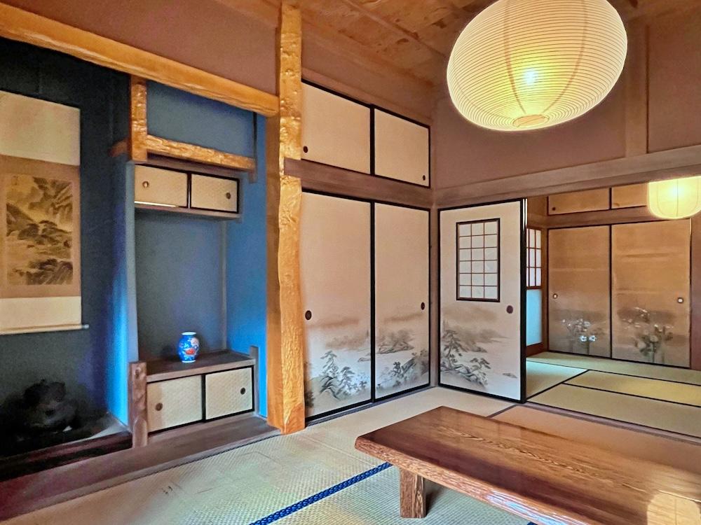 三浦市初声町和田の売買物件/和室の床の間は少しアレンジされているようです