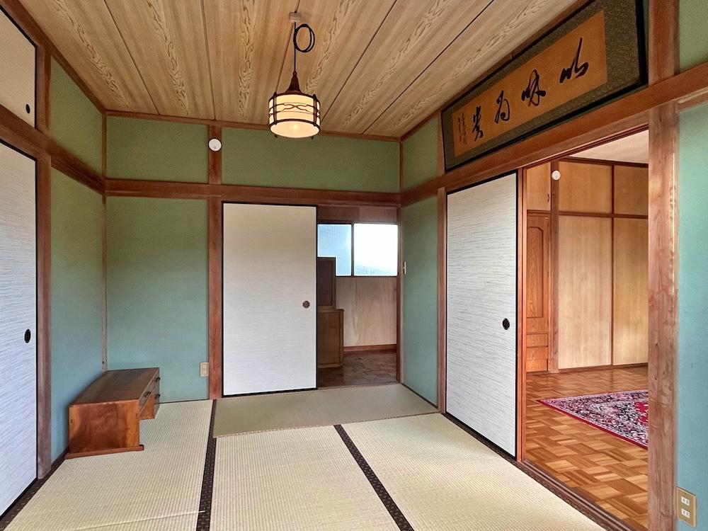 三浦市初声町和田の売買物件/2階和室｜6畳間は隣の洋室と隣接しています