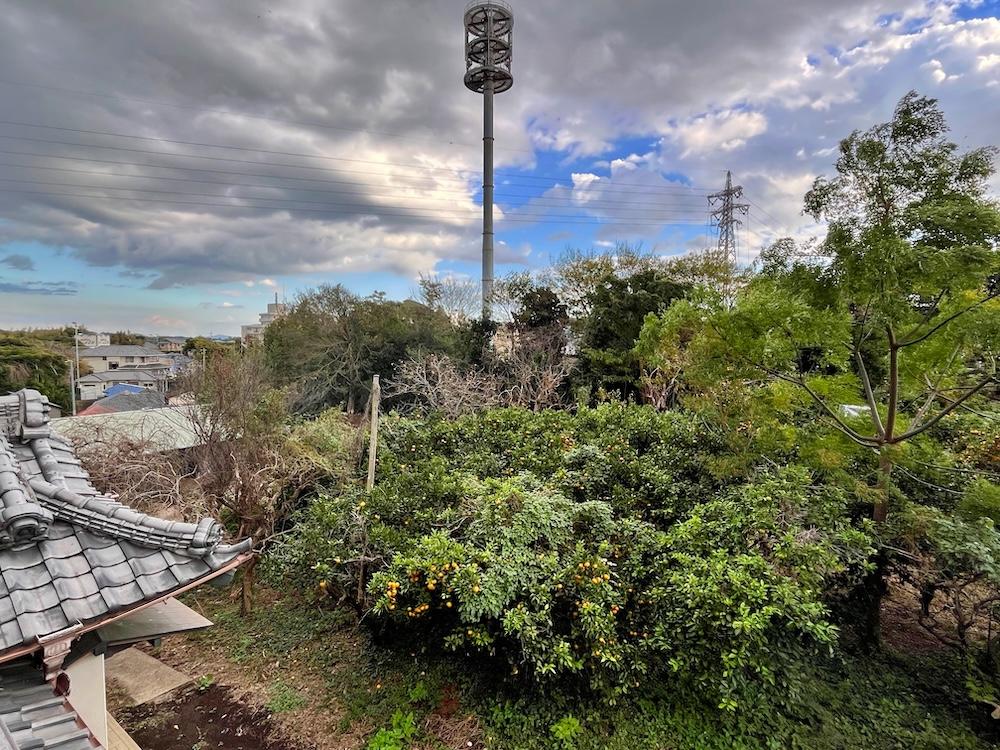 三浦市初声町和田の売買物件/バルコニーからの眺め｜携帯電話のアンテナのようなものが見えます