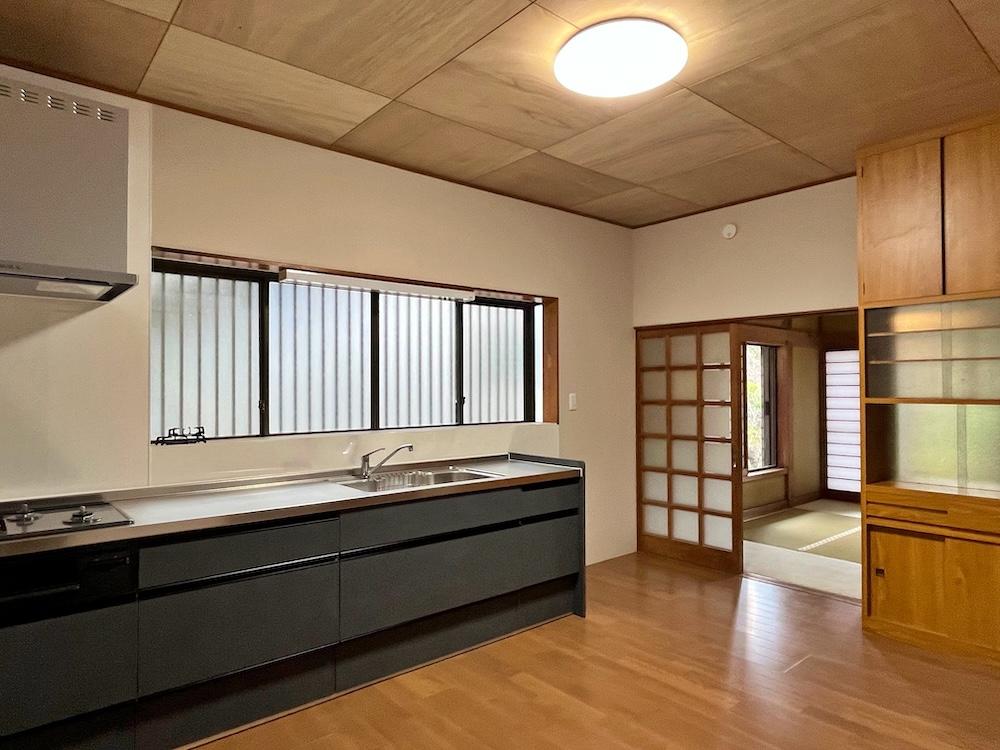 三浦市初声町和田の売買物件/キッチン｜新たしくなったシステムキッチンは大家族のごはんが作れそう