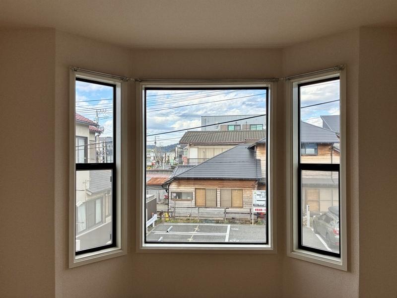 鎌倉市材木座六丁目の賃貸物件/2階の出窓からは、「材木座公会堂」が見えます