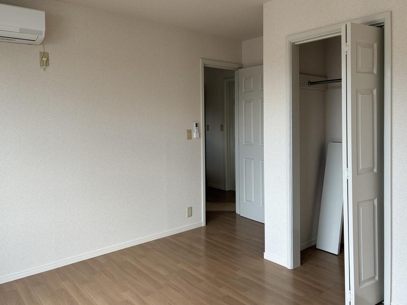 鎌倉市材木座六丁目の賃貸物件/出窓のある2階の洋室（反対から見たところ）