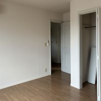 鎌倉市材木座六丁目の賃貸物件/出窓のある2階の洋室（反対から見たところ）