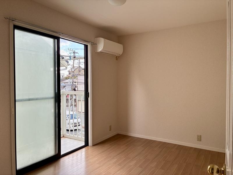 鎌倉市材木座六丁目の賃貸物件/2階の洋室（小さなバルコニーがあります）