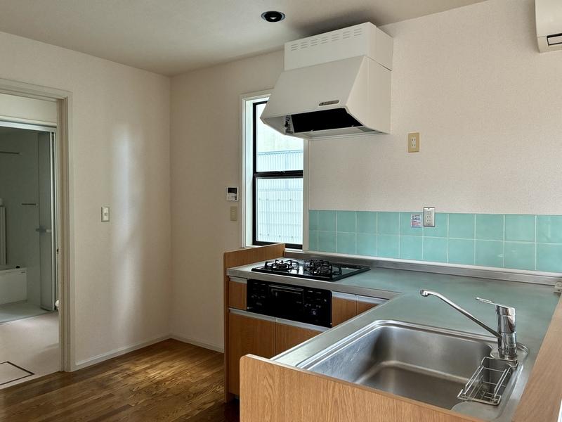 鎌倉市材木座六丁目の賃貸物件/キッチンの奥に浴室などの水まわり