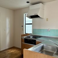 鎌倉市材木座六丁目の賃貸物件/キッチンの奥に浴室などの水まわり