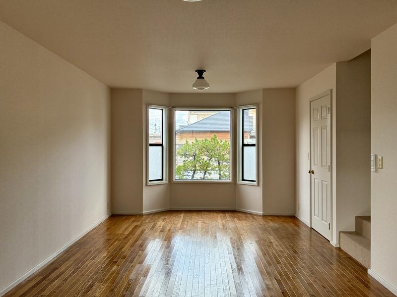 鎌倉市材木座六丁目の賃貸物件/建具や出窓の雰囲気がいい