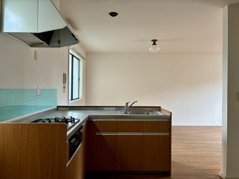 鎌倉市材木座六丁目の賃貸物件/キッチンからLDKを見る