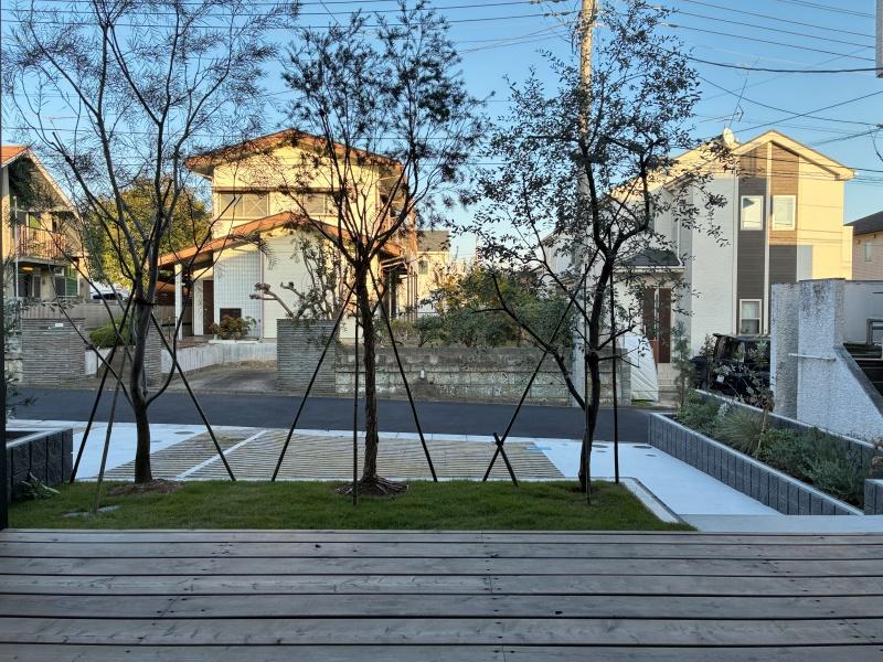 鎌倉市西鎌倉二丁目の売買物件/【A棟】ウッドデッキから見て。駐車場は広々で車が2台は停められそう。