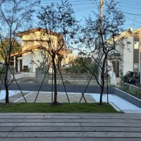 鎌倉市西鎌倉二丁目の売買物件/【A棟】ウッドデッキから見て。駐車場は広々で車が2台は停められそう。