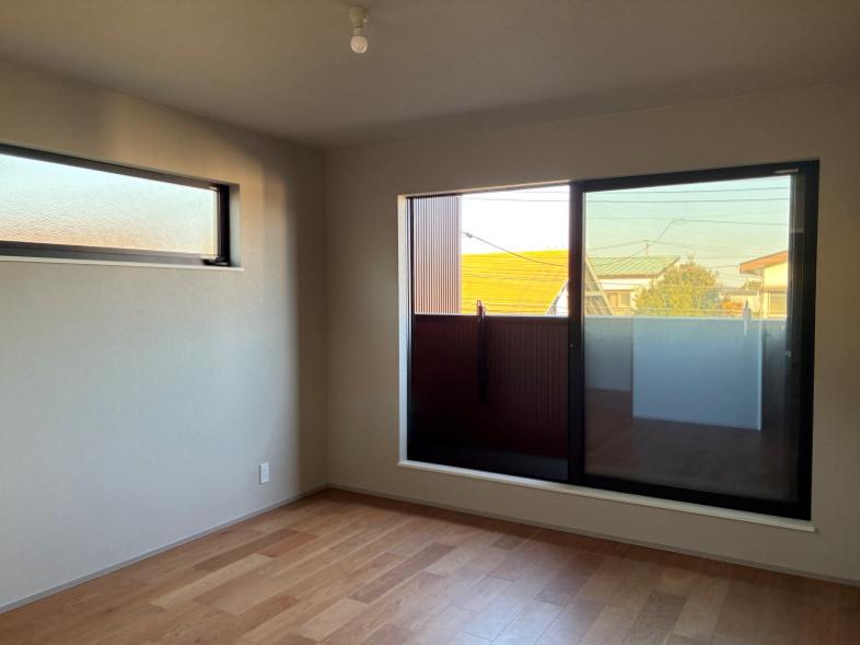 鎌倉市西鎌倉二丁目の売買物件/【B棟】主寝室を反対から見て。バルコニーに出られます。