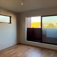 鎌倉市西鎌倉二丁目の売買物件/【B棟】主寝室を反対から見て。バルコニーに出られます。