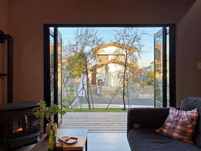 鎌倉市西鎌倉二丁目の売買物件/【B棟】ストーブ付きが嬉しい。ガラス窓を開けるとオープンな空間に。