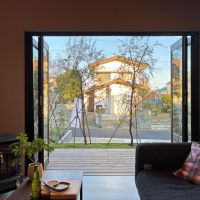 鎌倉市西鎌倉二丁目の売買物件/【B棟】ストーブ付きが嬉しい。ガラス窓を開けるとオープンな空間に。