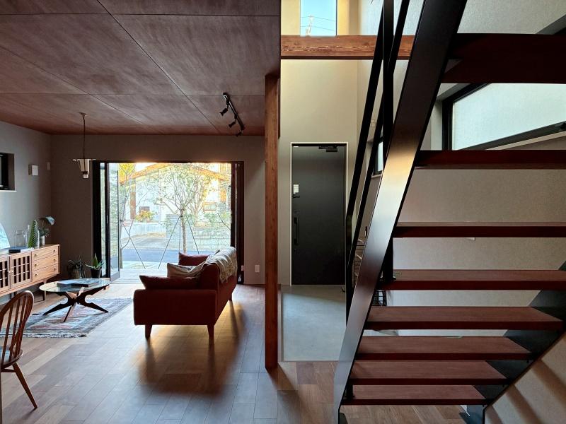 鎌倉市西鎌倉二丁目の売買物件/【A棟】板張りの天井と吹き抜けの対比がかっこいい