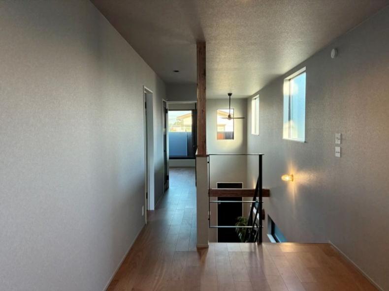 鎌倉市西鎌倉二丁目の売買物件/【B棟】フリースペース側からの目線。窓から陽が差し込みます。