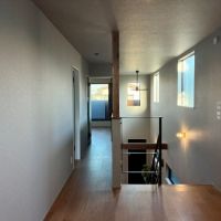 鎌倉市西鎌倉二丁目の売買物件/【B棟】フリースペース側からの目線。窓から陽が差し込みます。