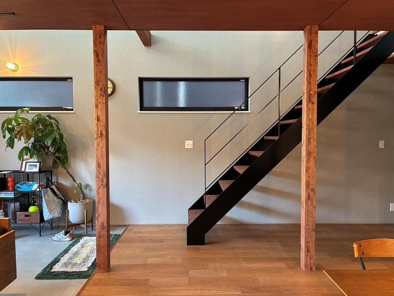 鎌倉市西鎌倉二丁目の売買物件/【B棟】土間とフローリングの境目がしっかり。柱の木目も良い感じ。