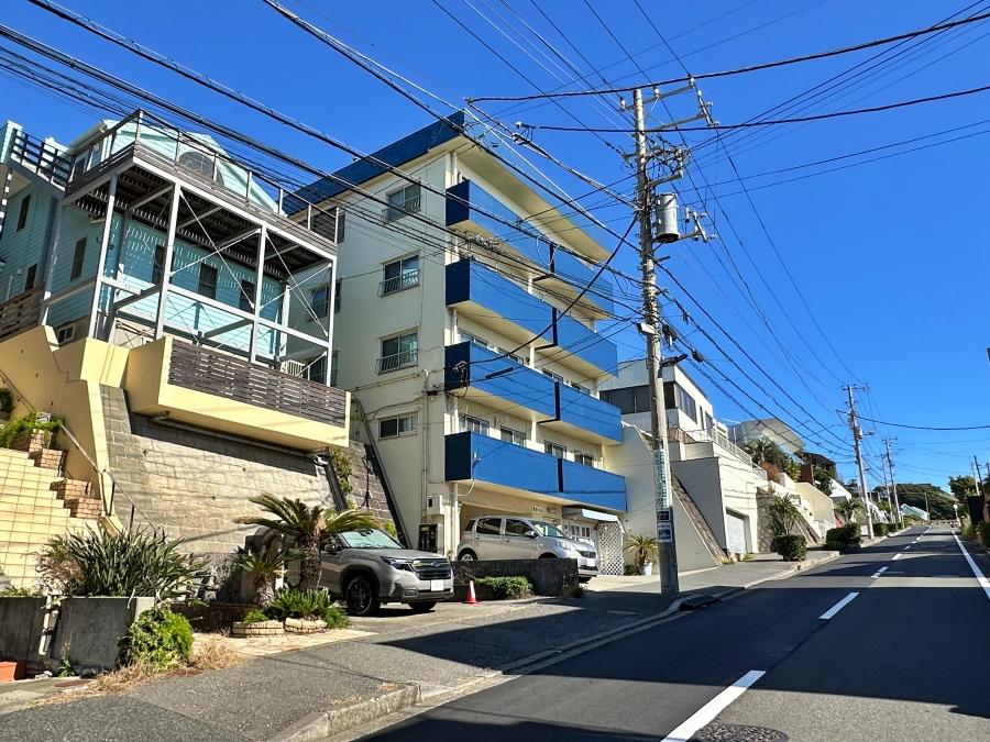 鎌倉市七里ガ浜二丁目の賃貸物件/外観｜空と外壁の色が同じくらい真っ青でした