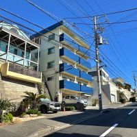 鎌倉市七里ガ浜二丁目の賃貸物件/外観｜空と外壁の色が同じくらい真っ青でした