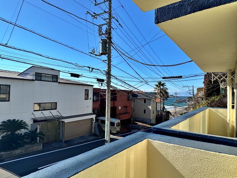 鎌倉市七里ガ浜二丁目の賃貸物件/バルコニーからの眺望｜坂を下っていくと観光客で賑わう江ノ電の踏切