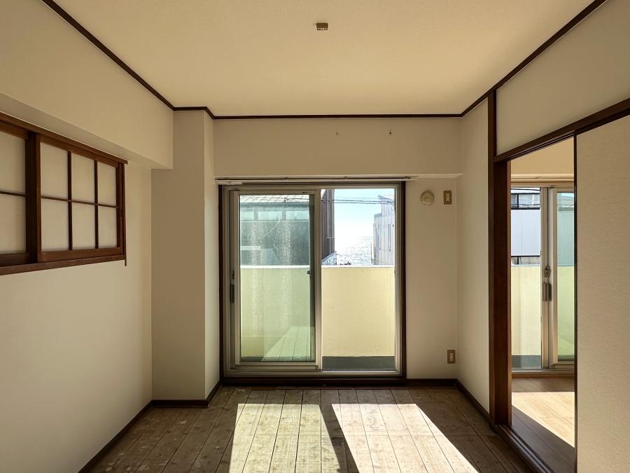 鎌倉市七里ガ浜二丁目の賃貸物件/和室｜現在は畳の表替えのため荒床状態。南向きなので日当たり良好