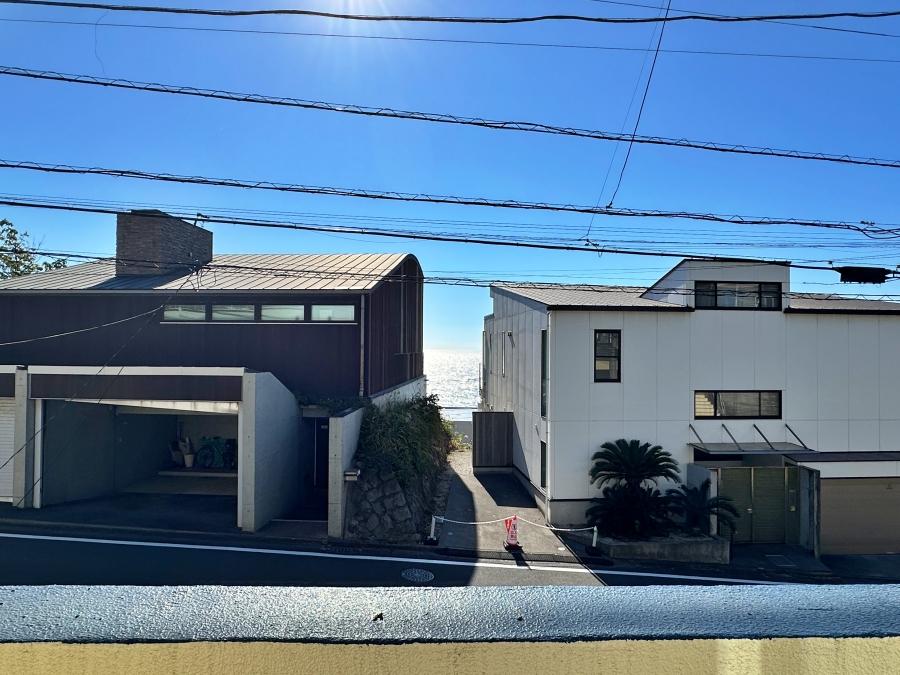 鎌倉市七里ガ浜二丁目の賃貸物件/バルコニーからの眺望｜家と家の間からキラキラ煌めく海。あまり電線は気になりませんでした