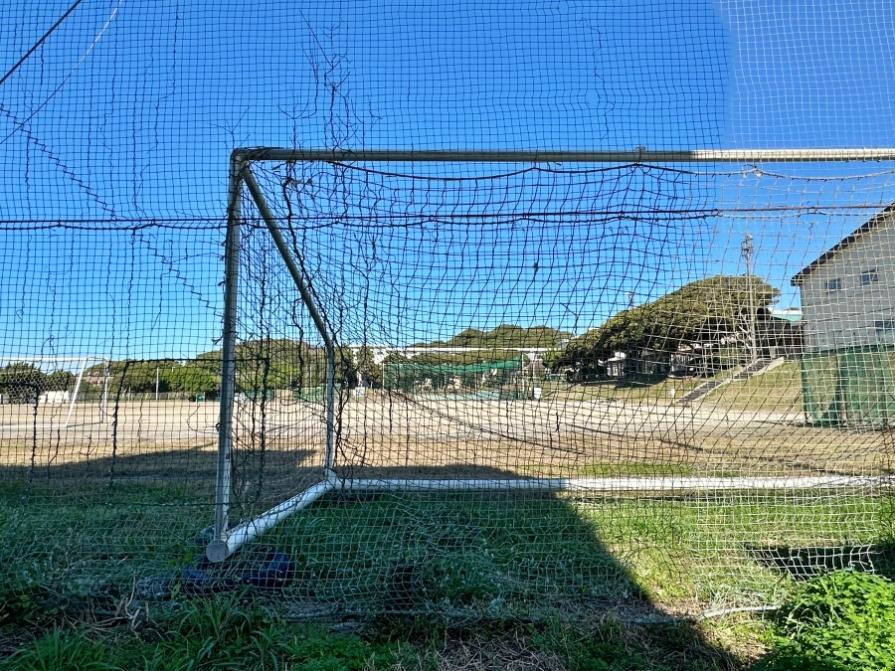 鎌倉市七里ガ浜二丁目の賃貸物件/鎌倉高校のグラウンド裏に面する共有スペースがあります