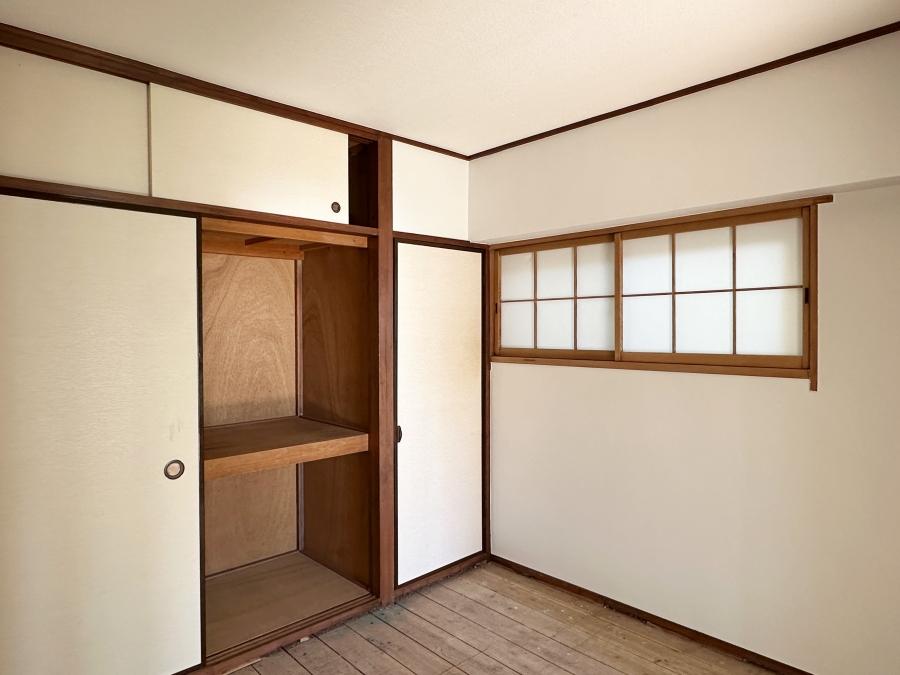 鎌倉市七里ガ浜二丁目の賃貸物件/和室｜和室は2間続きとなっています。こちらも畳の表替えのため一旦取り外しています