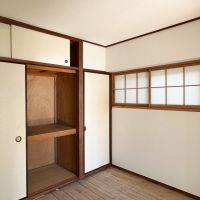 鎌倉市七里ガ浜二丁目の賃貸物件/和室｜和室は2間続きとなっています。こちらも畳の表替えのため一旦取り外しています