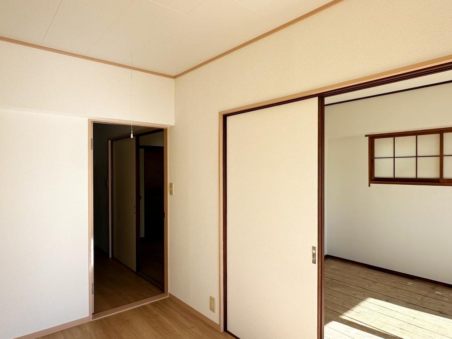 鎌倉市七里ガ浜二丁目の賃貸物件/洋室から和室を見る｜襖を外して空間を広げても良いかもしれません