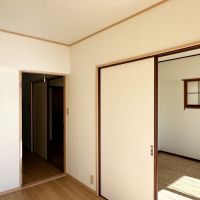 鎌倉市七里ガ浜二丁目の賃貸物件/洋室から和室を見る｜襖を外して空間を広げても良いかもしれません