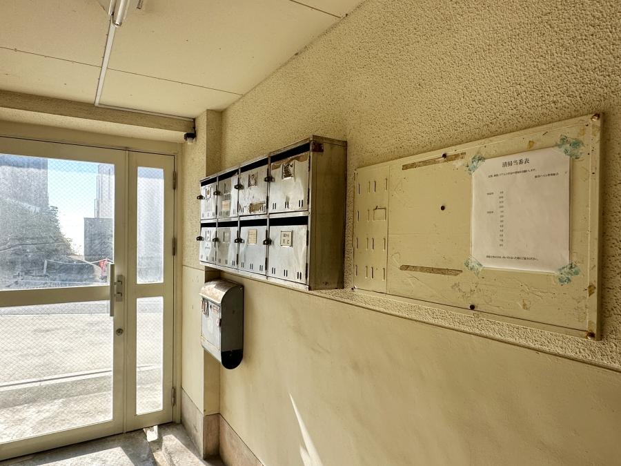 鎌倉市七里ガ浜二丁目の賃貸物件/共有の玄関｜明るい哀愁が漂います