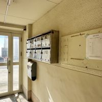 鎌倉市七里ガ浜二丁目の賃貸物件/共有の玄関｜明るい哀愁が漂います