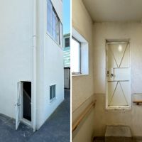 鎌倉市七里ガ浜二丁目の賃貸物件/左：階段の踊り場にあるドアの外に広がる共有スペース｜右：浮いているような小さいドア