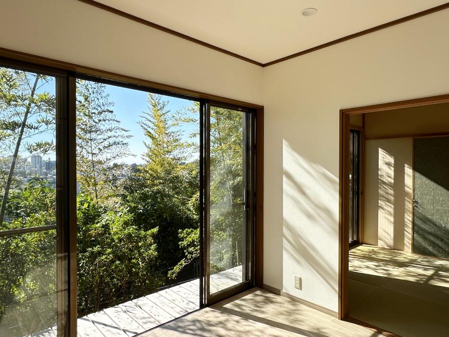 藤沢市大鋸三丁目の売買物件/リビング｜樹々が緑のカーテンとなって住宅街のノイズを遠ざけてくれているようです