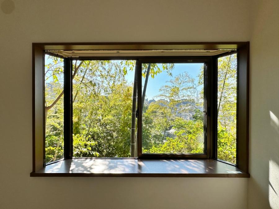 藤沢市大鋸三丁目の売買物件/洋室その1｜あえて出窓に観葉植物を置いてもいいかもしれません