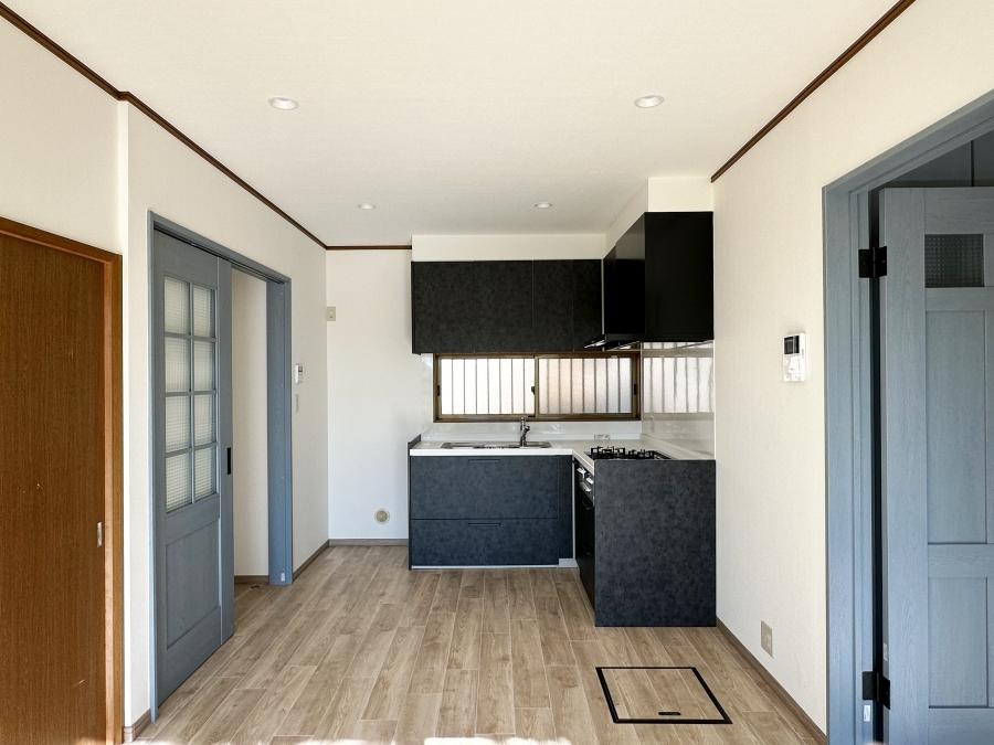 藤沢市大鋸三丁目の売買物件/リビングダイニング｜使いやすそうなL字型キッチン