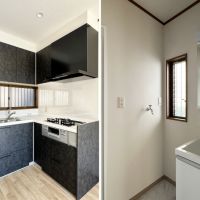 藤沢市大鋸三丁目の売買物件/左：キッチン｜右：洗面