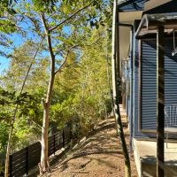 藤沢市大鋸三丁目の売買物件/敷地｜家と斜面の関係。斜面は急ですが道との高低差はそこまでありません