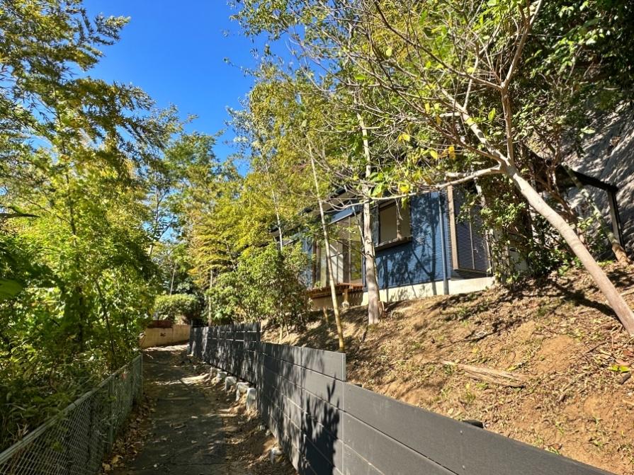 藤沢市大鋸三丁目の売買物件/前面道路と外観｜下から見上げるとこんな感じ。