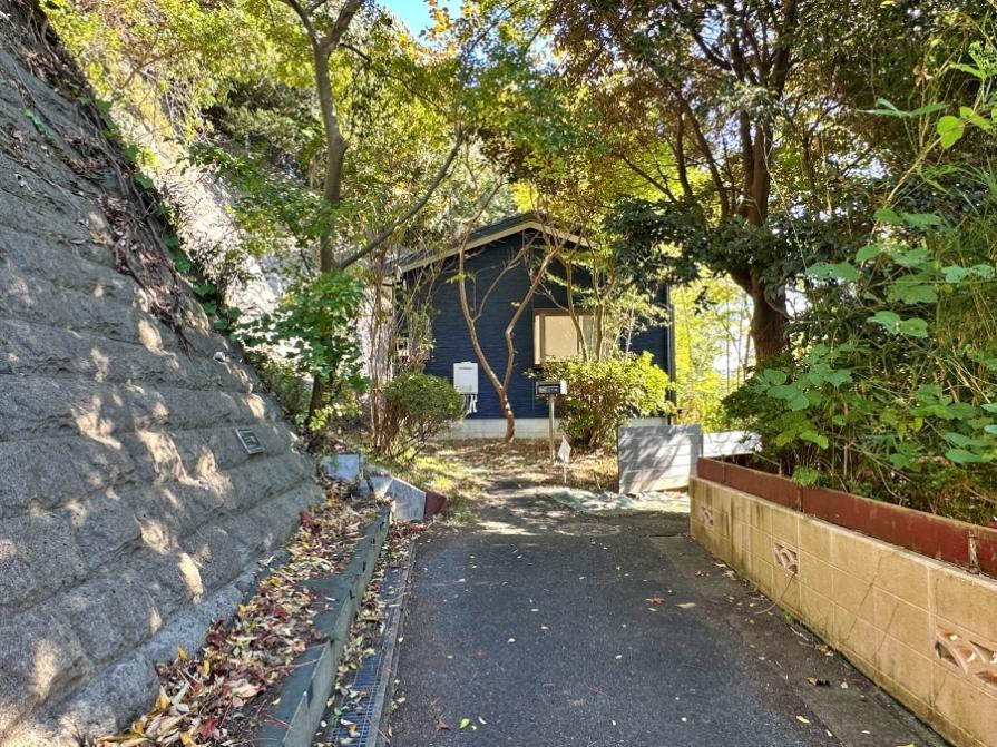 藤沢市大鋸三丁目の売買物件/外観｜左側はコンクリート打設された斜面です