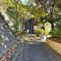 藤沢市大鋸三丁目の売買物件/外観｜左側はコンクリート打設された斜面です