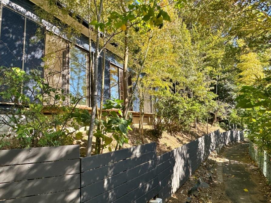 藤沢市大鋸三丁目の売買物件/前面道路と外観｜幅員は約2m。この先は住宅街で。下の車道からも行けるので、通る人はほとんどいないと思います