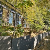 藤沢市大鋸三丁目の売買物件/前面道路と外観｜幅員は約2m。この先は住宅街で。下の車道からも行けるので、通る人はほとんどいないと思います