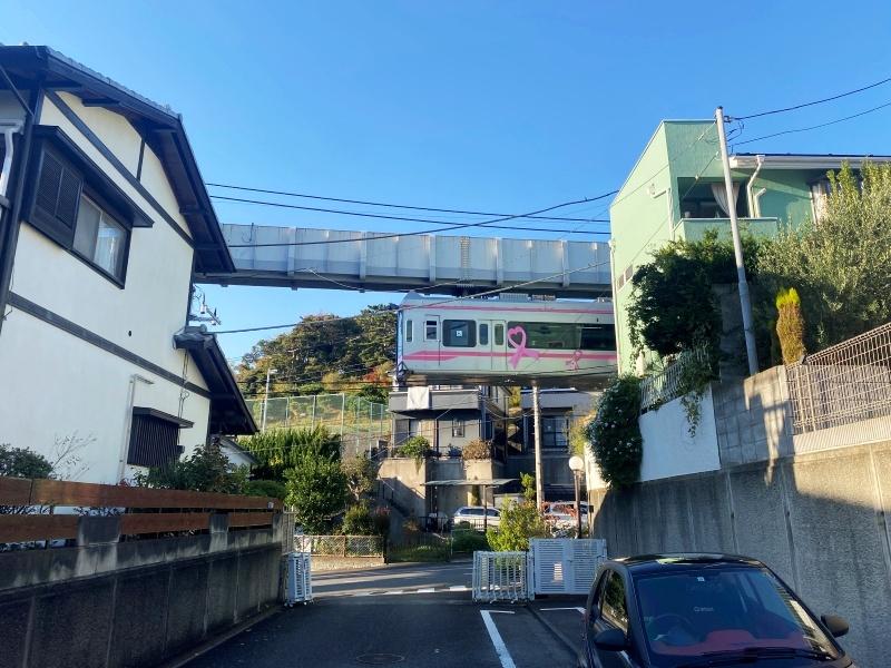 鎌倉市腰越五丁目の売買物件/敷地内駐車場からモノレールが走る様子がみえます