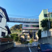 鎌倉市腰越五丁目の売買物件/敷地内駐車場からモノレールが走る様子がみえます