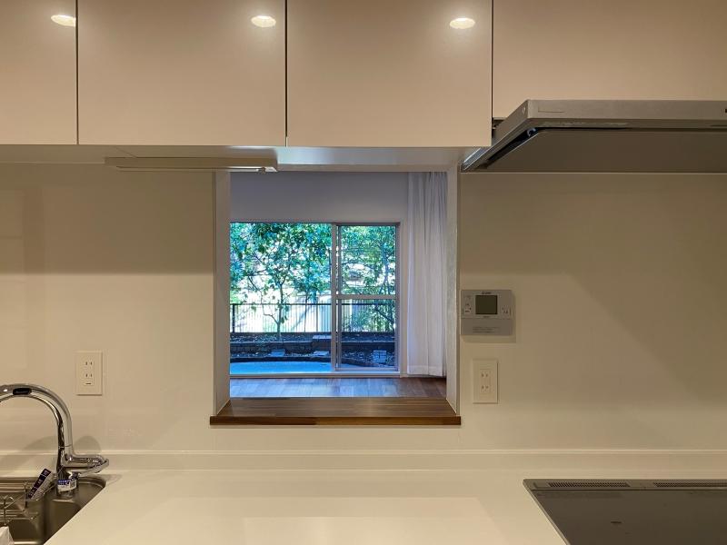 鎌倉市腰越五丁目の売買物件/キッチン│リビングやテラスの様子が眺められます